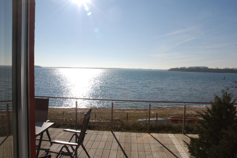 direkter Blick auf den Sund von der Terrasse